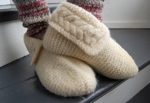 valkoiset huovutetut tossut